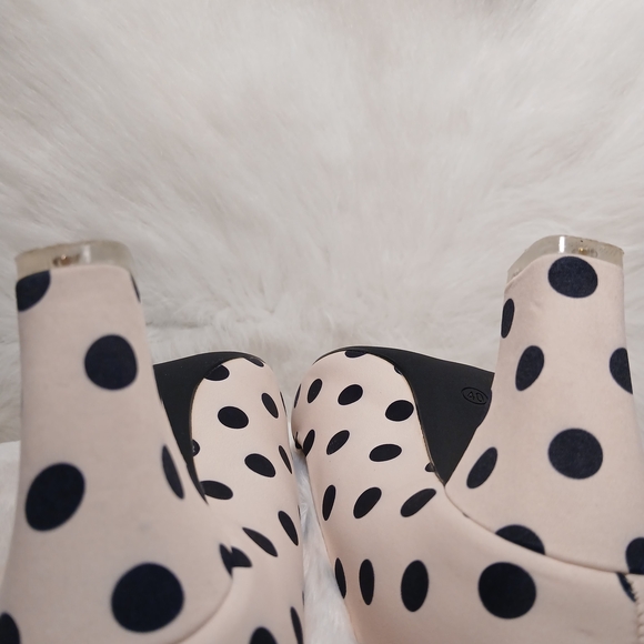 Polka Dot Pumps With A Clear Plastic Heel Tip, Size 40 Is US Size 9 - Picture 7 of 10